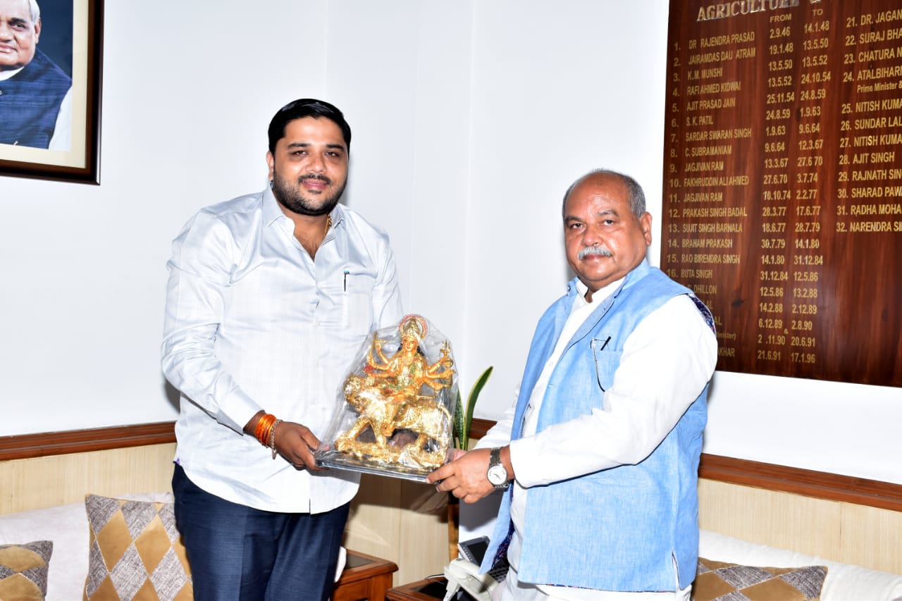 भाजपा किसान मोर्चा के राष्ट्रीय कार्यकारिणी सदस्य ने दिल्ली प्रवास पर कृषि मंत्री नरेंद्र सिंह तोमर से की मुलाकात