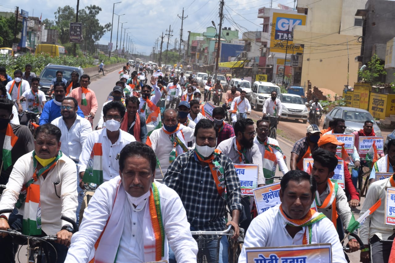 महंगाई के विरोध में दुर्ग ग्रामीण कांग्रेस द्वारा 8 कि.मी. तक महा साइकिल रैली निकाला गया