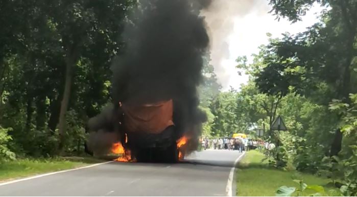 बिग ब्रेकिंग : भिलाई से सीमेंट ले निकले ट्रक में लगी भीषण आग, नेशनल हाईवे पर वाहनों की लगी लंबी कतारे, मौके पर अमला व पुलिस विभाग मौजूद