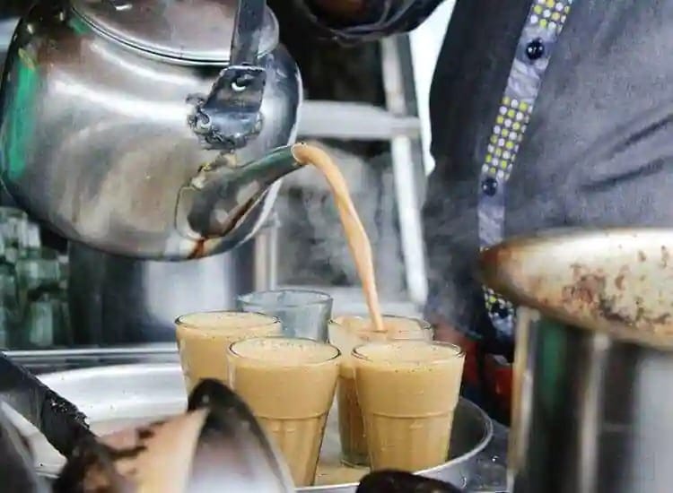 विधायक ने सड़क पर दुकान लगाकर बेची चाय, एक कप की कीमत बताई 15 लाख रुपये