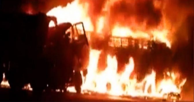 नेशनल हाइवे पर ट्रेलर ने किनारे खड़े ट्रक को मारी जोरदार टक्कर, 4 ट्रकों में लगी आग, जिंदा जला ड्राइवर