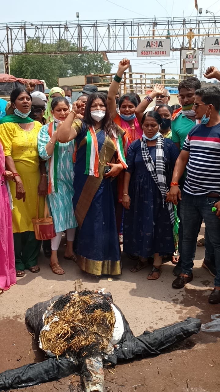 महिला मोर्चा भिलाई द्वारा राज्यसभा सांसद के साथ हुई बदसलूकी के विरोध में केंद्र सरकार के खिलाफ दिया गया धरना, जलाया पुतला