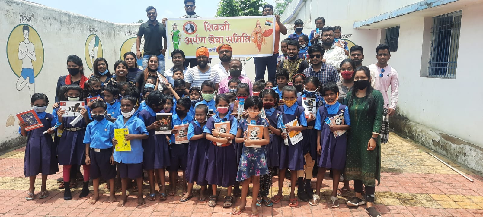 शिवजी अर्पण सेवा समिति ने स्वतंत्रता दिवस के उपलक्ष पर स्कूली बच्चों को कॉपी पेंसिल रबर किए वितरित