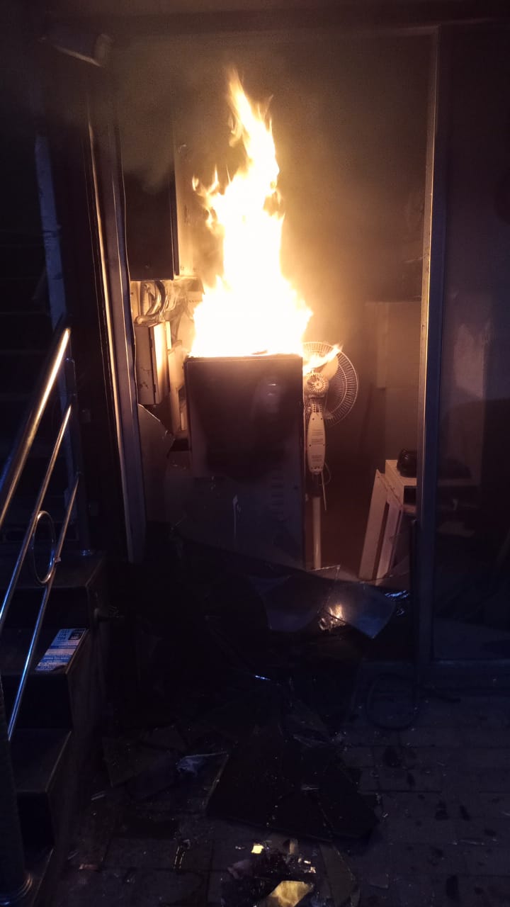 एटीएम मशीन में लगी आग, जलकर हुआ स्वाहा, आग पर काबू पाने दमकल की गाड़ियां मौके पर