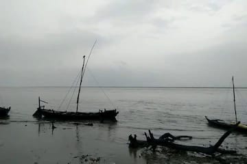 नदी में डूबी 25 यात्रियों से भरी नाव, 5 को बचाया जा सका 20 लोग अभी भी लापता, रेस्क्यू ऑपरेशन जारी
