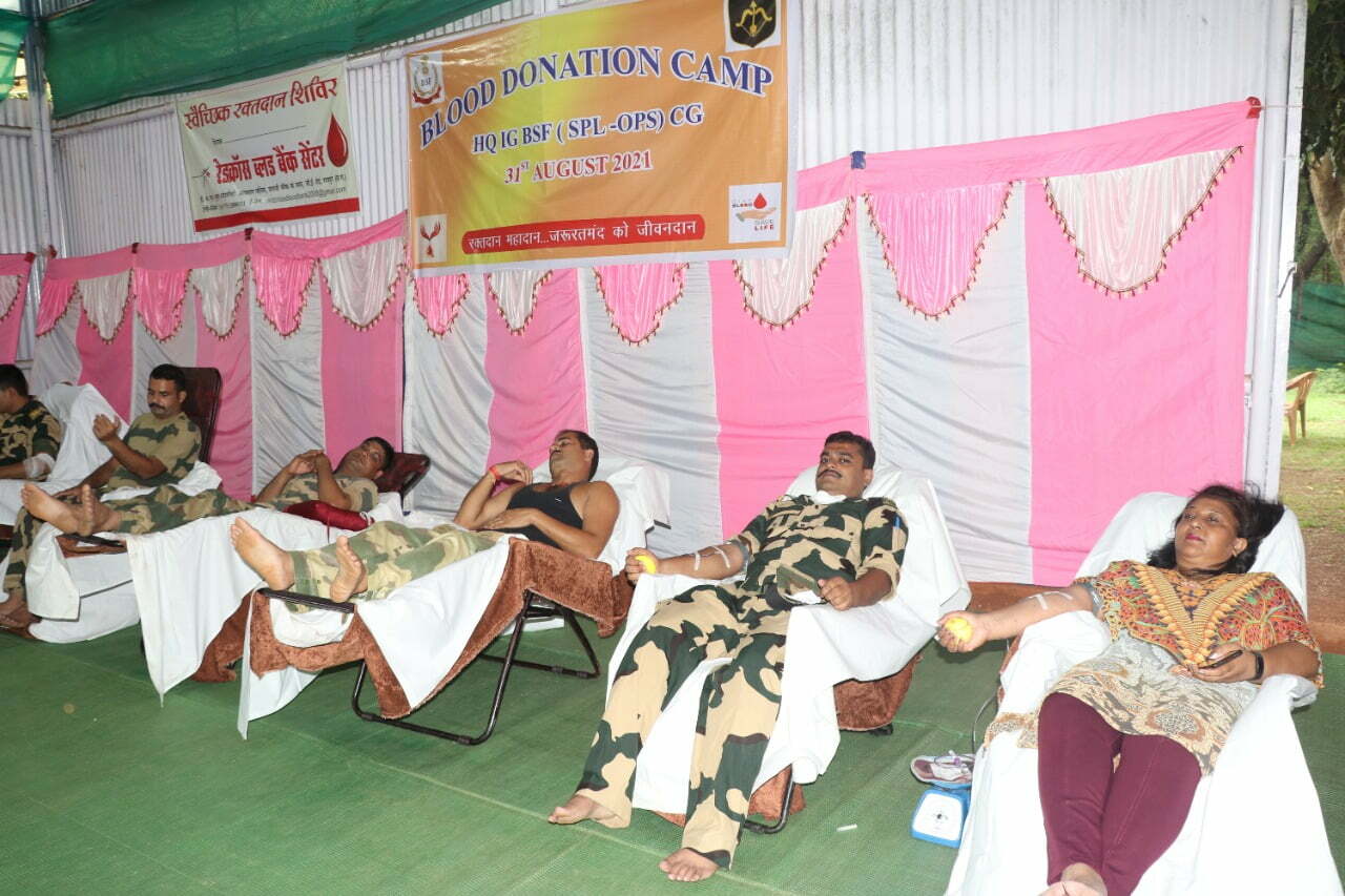 सीमा सुरक्षा बल ने 12 वाॅ स्थापना दिवस पर अधिकारियों एवं जवानों ने किया 100 यूनिट रक्तदान