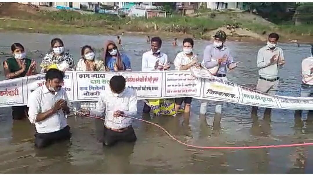 मुख्यमंत्री के खिलाफ की जमकर नारेबाजी ,आगर नदी  में 101 अनियमित कर्मचारियों ने ली जल-समाधि, 12 सूत्री मांगों को लेकर है आंदोलित