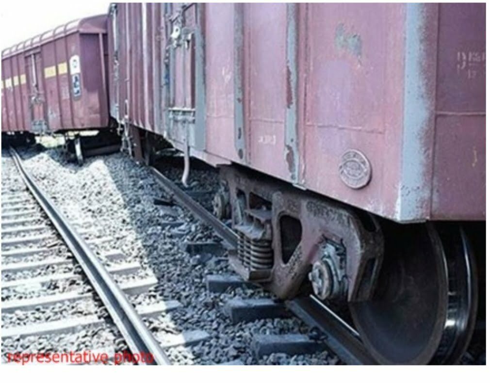 छिंदवाड़ा जा रही मालगाड़ी की बोगी उरकुरा के पास पटरी से उतरी, मरम्मत के बाद रवाना ,यात्री ट्रेनों पर नहीं पड़ा असर- रेलवे