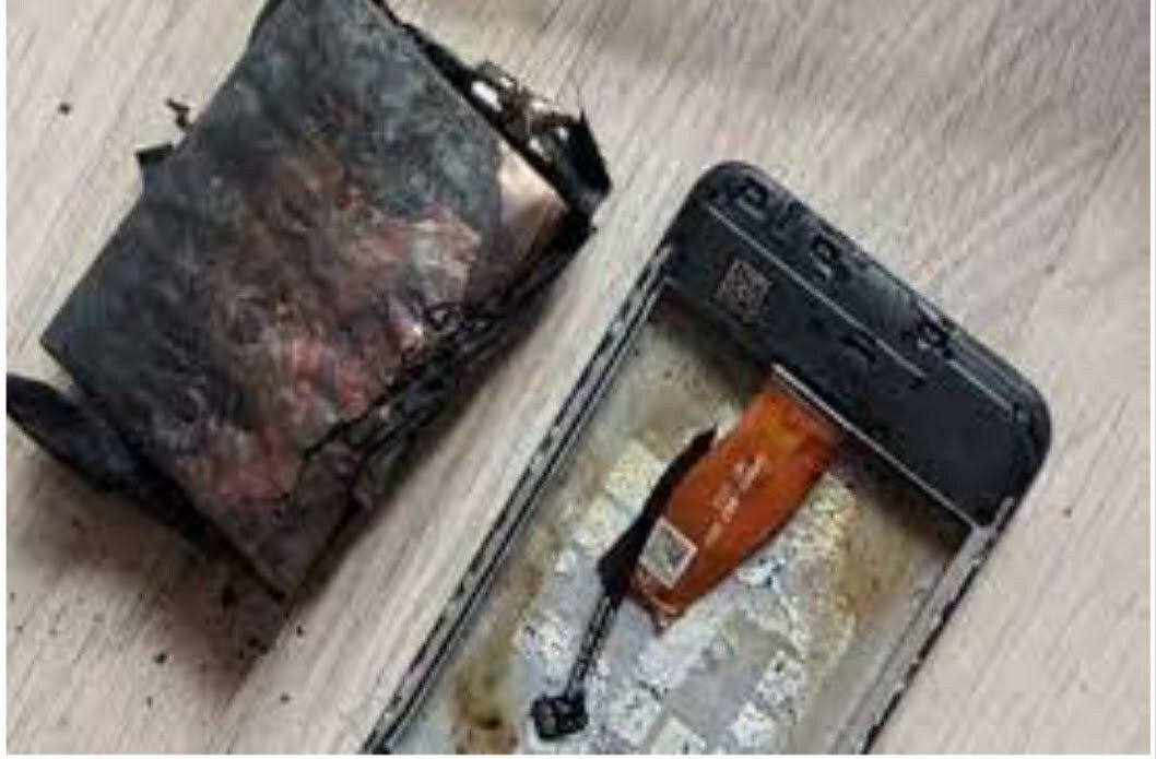 शख्स के हाथ में फूटा नया सैमसंग गैलेक्सी मोबाइल, चिंगारी से जलकर ख़ाक हो गया पूरा घर