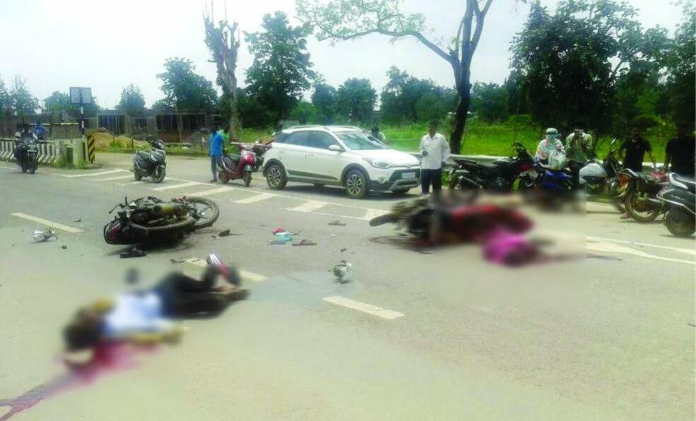 दो मोटरसाइकिलों में आमने-सामने भिड़ंत , 2 मौतें, 2 बच्चों समेत 4 जख्मी
