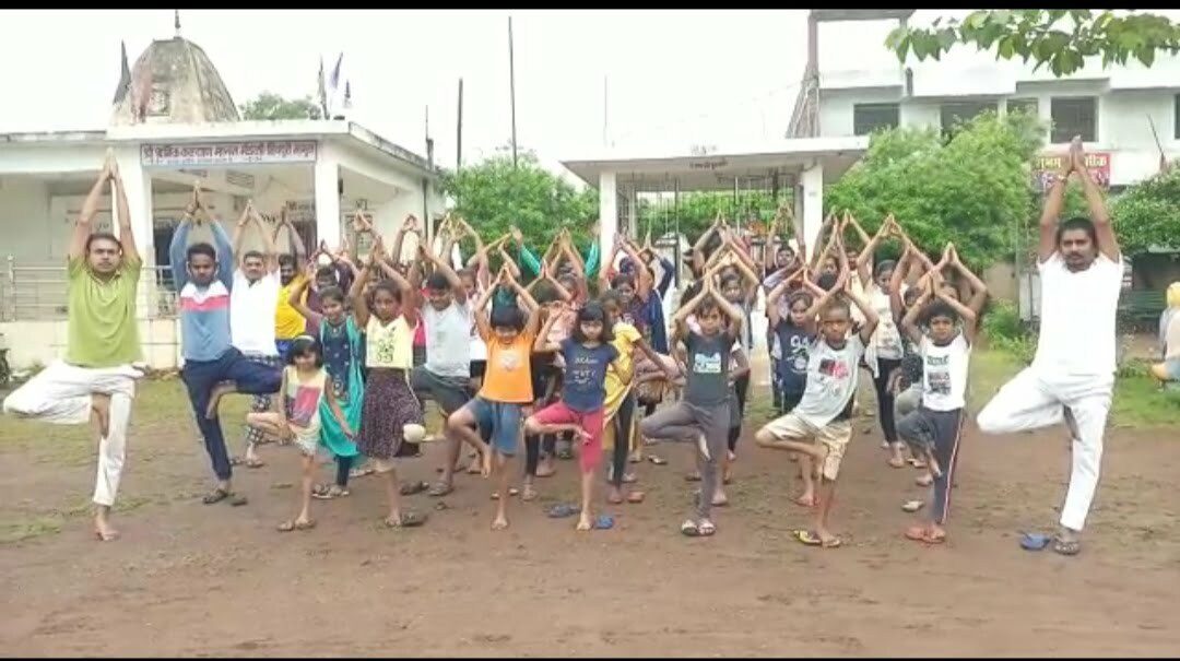 पतंजलि युवा भारत समिति ने योग जागरूकता के लिए निकाली प्रभात रैली, बच्चों के सर्वांगीण विकास के लिए प्रतिदिन खेलते हैं पारंपरिक खेल खो-खो और कबड्डी