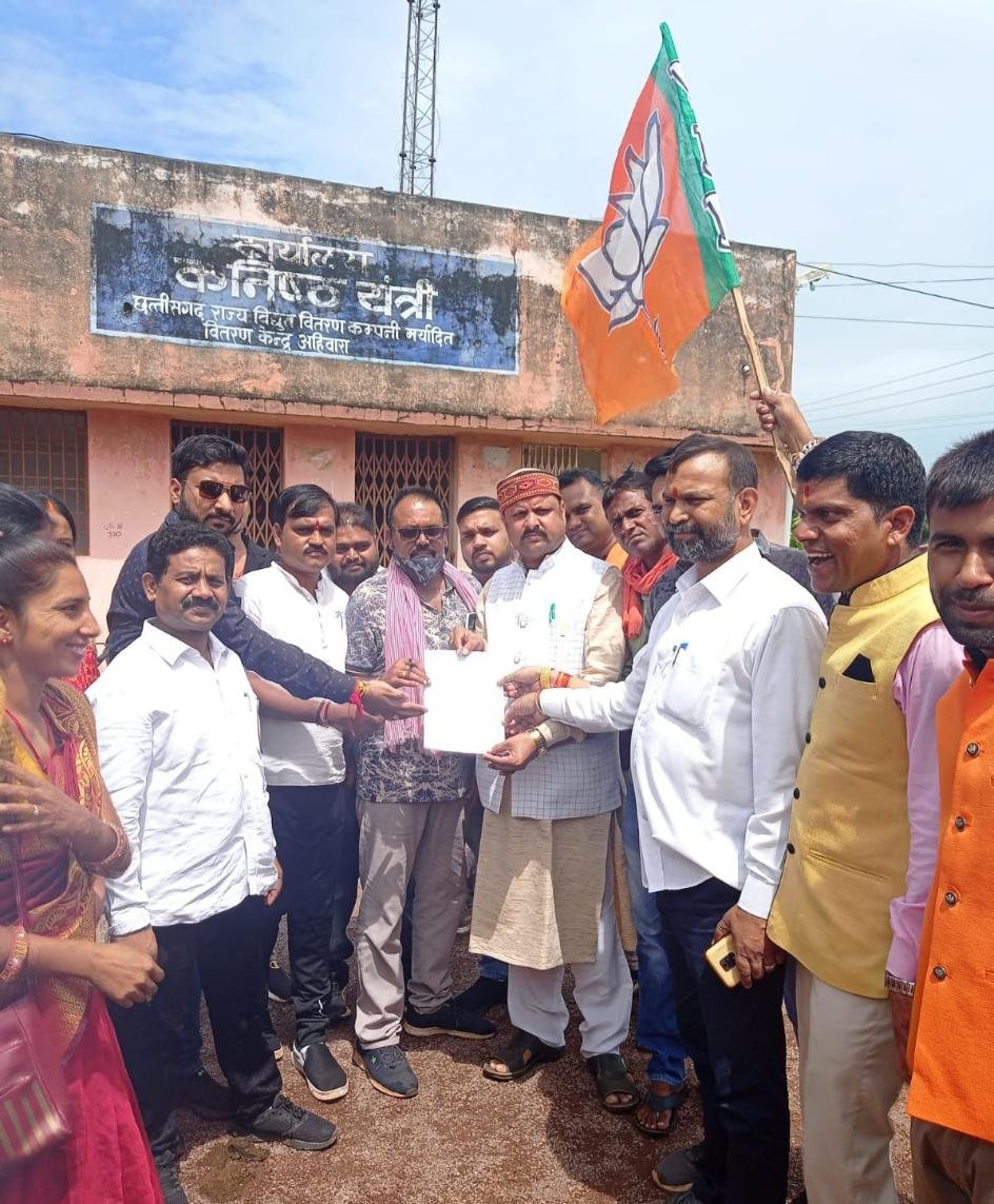 अघोषित विद्युत कटौती के खिलाफ पालिका अध्यक्ष ने अधीक्षण यंत्री यंत्री के नाम सौंपा ज्ञापन