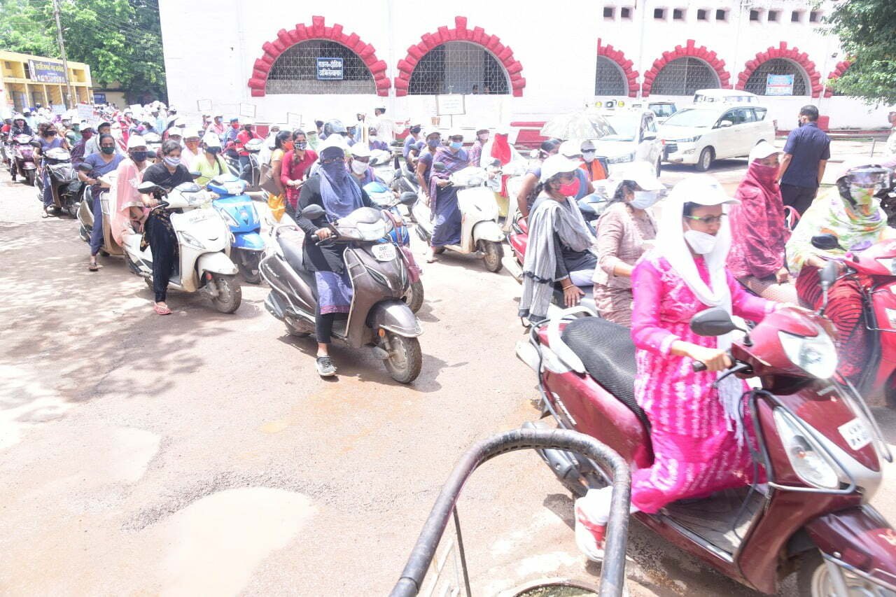 पोषण रैली दुर्ग में उत्साह, दुपहिया चलाकर विधायक, महापौर कलेक्टर ने की अगुवाई, आंगनबाड़ी कार्यकर्ताओं के उत्साह को पूरे शहर ने देखा, राष्ट्रीय पोषण माह के तहत आयोजन