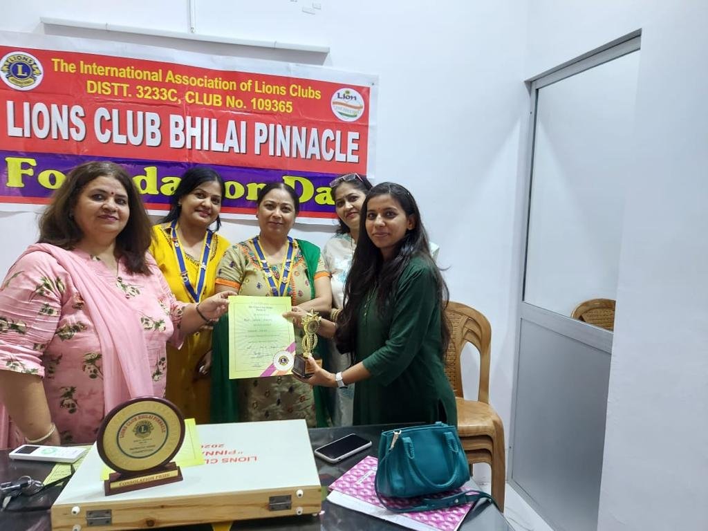 लायंस पिनेकल के स्थापना दिवस पर विविध आयोजन,  चश्मा दान की पहल भी, देशभक्ति गीतों की प्रस्तुति देने वाले हुए सम्मानित, सराही गईं क्लब की गतिविधयां