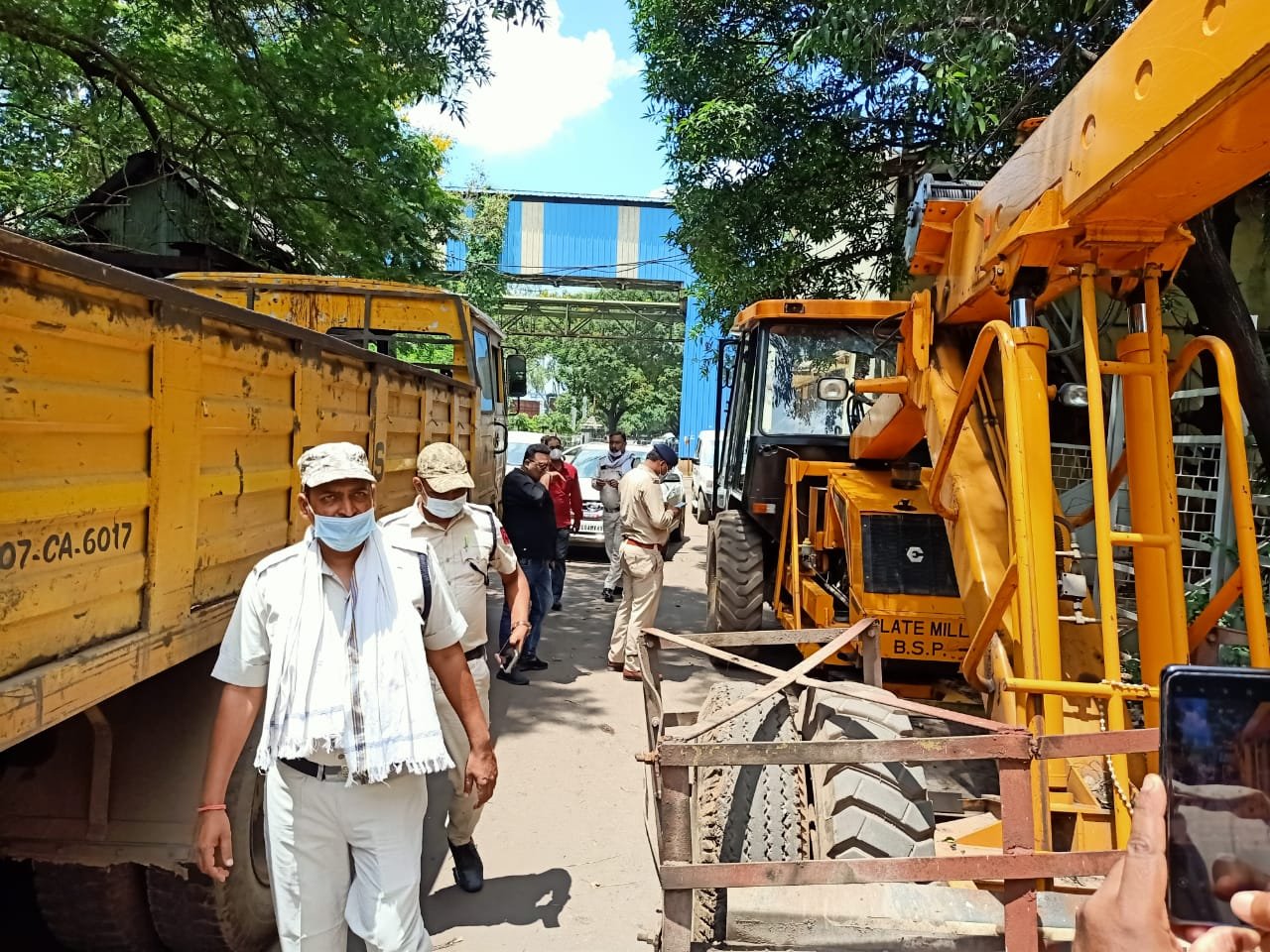 दूसरे दिन वाहनों की जांच के लिए आरटीओ एवं पुलिस विभाग पहुंचा बीएसपी के अंदर, बिना टैक्स भुगतान किए चल रही 15 गाड़ियां जप्त दूसरे दिन वाहनों की जांच के लिए आरटीओ एवं पुलिस विभाग पहुंचा बीएसपी के अंदर, बिना टैक्स भुगतान किए चल रही 15 गाड़ियां जप्त
