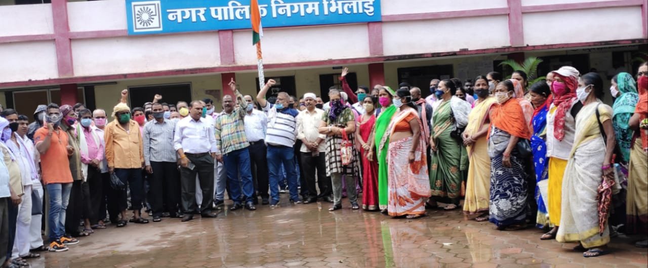 निकाय के अधिकारी एवं कर्मचारियों ने किया एक दिवसीय कलम बंद आंदोलन , भिलाई निगम मुख्यालय में हुआ प्रदर्शन
