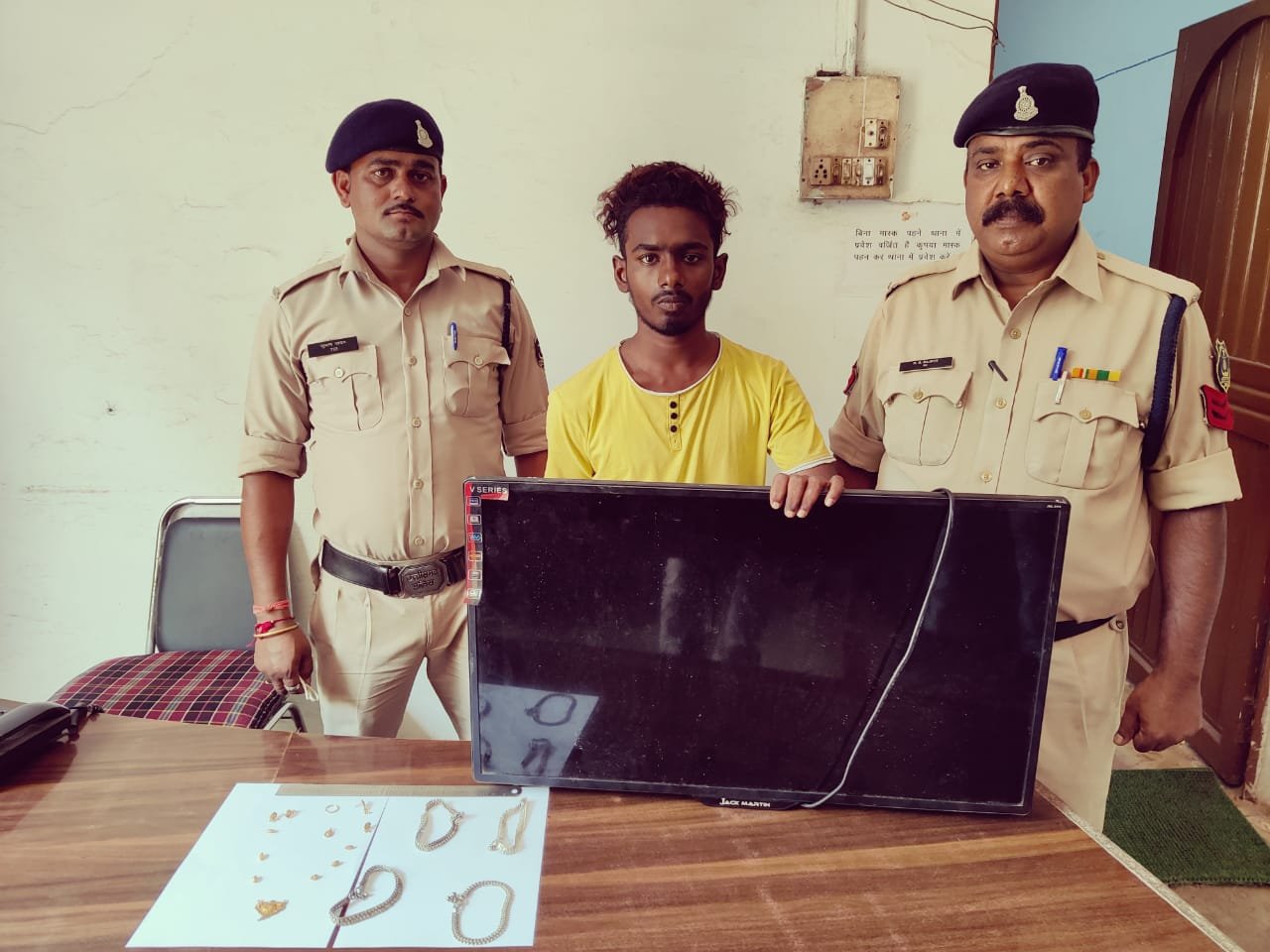 नशे की लत ने बना दिया चोर , खुर्सीपार पुलिस ने किया गिरफ्तार, सूने घरों को बनाता था निशाना, सोने चांदी के जेवरात सहित 3 लाख की सम्पत्ति  बरामद
