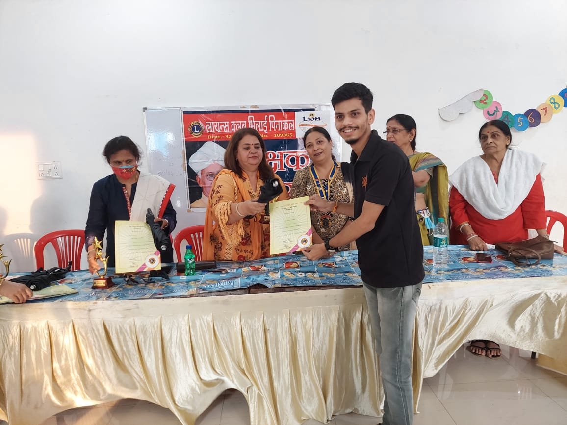 बस्तियों में शिक्षा की रोशनी फैला रहे स्टूडेंट को सम्मानित किया लायंस भिलाई पिनेकल ने,