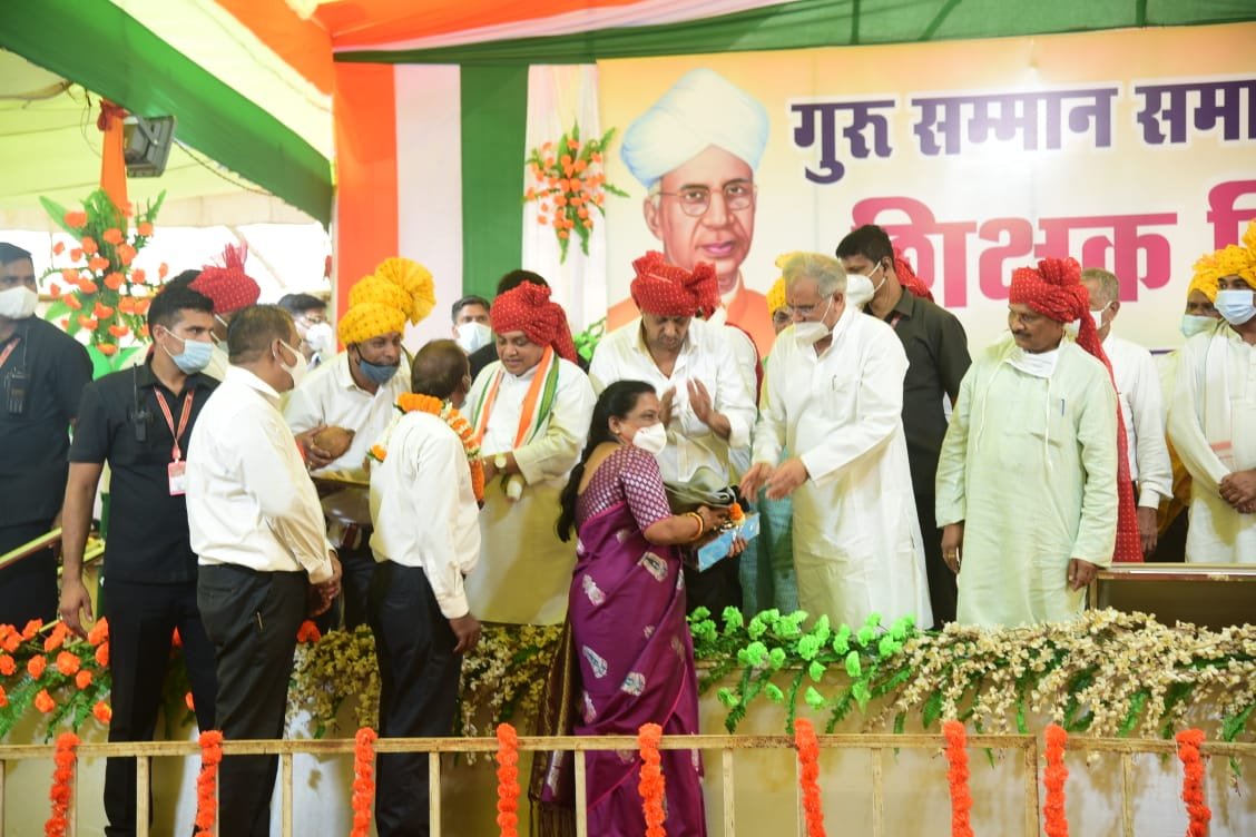 अब आगे बढ़ने में अंग्रेजी की बाधा नहीं, स्वामी आत्मानंद इंग्लिश मीडियम स्कूलों के माध्यम से पढ़ाई की पुख्ता व्यवस्था- भूपेश,  सेवानिवृत्त 70 एवं 500 शिक्षकों को मुख्यमंत्री ने किया सम्मानित