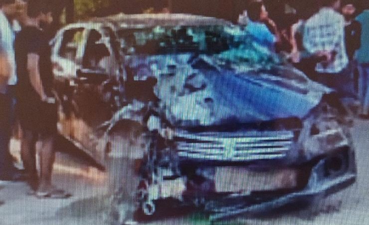 तेज रफ्तार कार ने 13 साल के बच्चे को रौंदा, फिर पेड़ से जा टकराई, आक्रोशित लोगों ने कार सवारों को पीटा, मची अफरा-तफरी