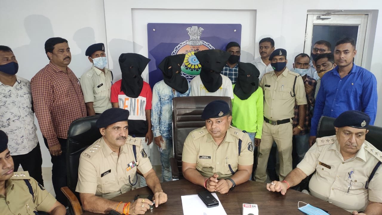 डंपर चालक की हत्या आरोपियों ने की थी लूट की नियत से, दो नाबालिग सहित 6 आरोपी गिरफ्तार, आधा दर्जन लूट की वारदातों का आरोपियों ने किया खुलासा