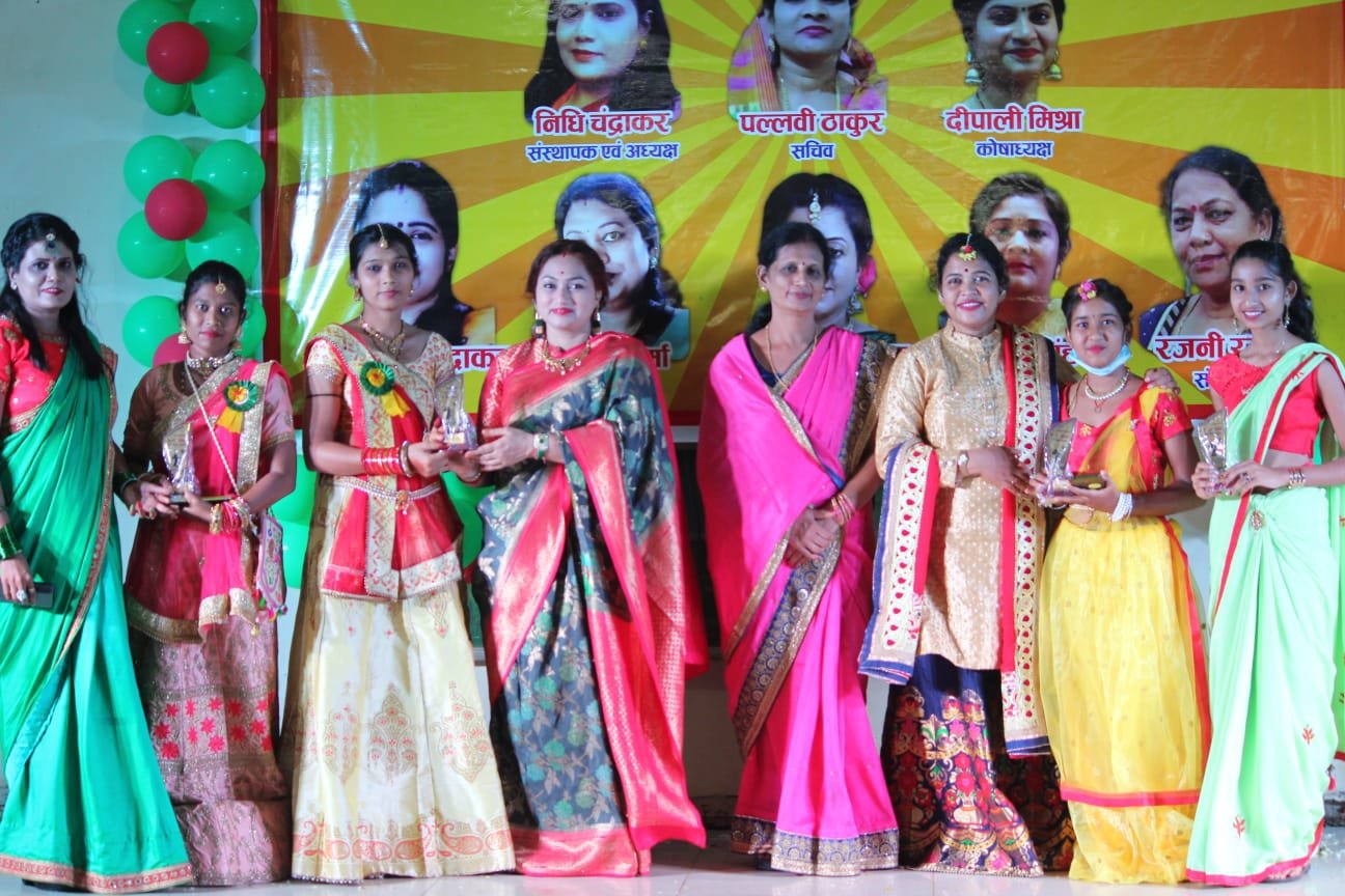 छत्तीसगढ़ उड़ान नई दिशा संस्था द्वारा आयोजित स्पर्धा में तीज क्वीन का खिताब जीता नेहा श्रीवास्तव ने