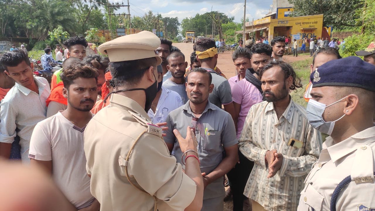 नंदिनी बेमेतरा रोड पर दर्दनाक सड़क हादसा , तीन की मौत, एक बच्ची घायल आक्रोशित ग्रामीण सड़क पर उतरे कोहका से बेमेतरा जा रहा था परिवार