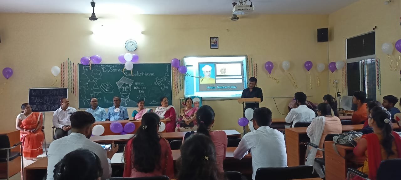 शासकीय विश्वनाथ यादव तमस्कर महाविद्यालय दुर्ग के भौतिकी विभाग में शिक्षक दिवस पर गुरुजनों से विद्यार्थियों ने दिया आशीर्वाद
