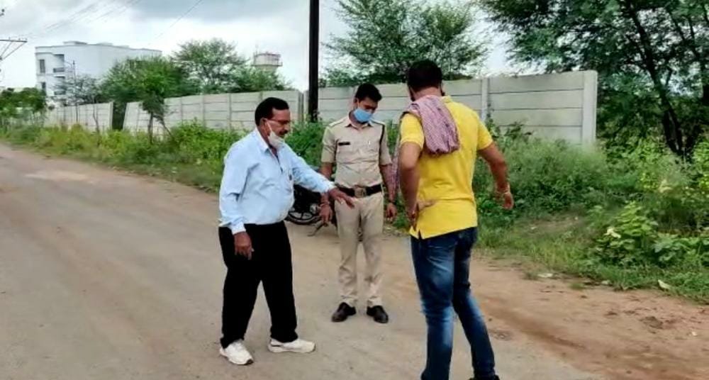 दिनदहाड़े बाइक सवार युवकों ने की लूट, सेठ से लाखों रुपए लेकर बैंक में ज़मा करने निकला मैनेजर हुआ शिकार दिनदहाड़े बाइक सवार युवकों ने की लूट, सेठ से लाखों रुपए लेकर बैंक में ज़मा करने निकला मैनेजर हुआ शिकार