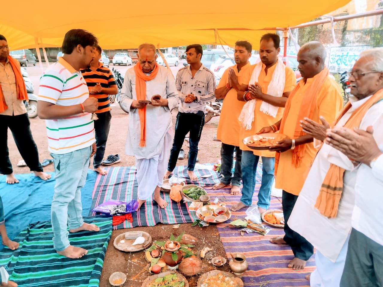 नेताजी सुभाष नव जागृति दुर्गा उत्सव समिति द्वारा शारदीय नवरात्र पर्व पर पंडाल निर्माण के लिए लाल मैदान प्रांगण में किया भूमि पूजन