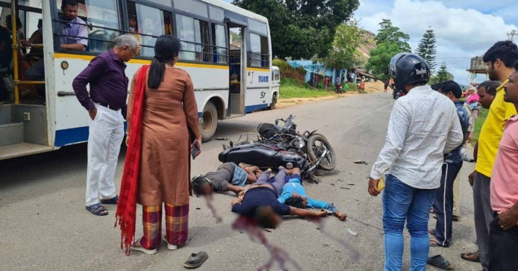 बाइक की भिड़ंत, दो लोगों की मौके पर मौत, एक की हालत गंभीर