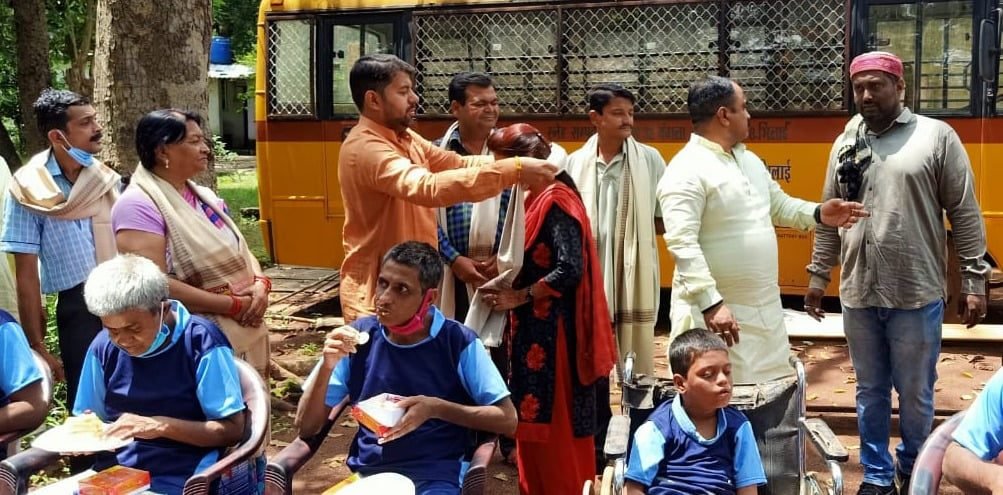 वृद्धजनों एवं दिव्यांगजनों के बीच मनीष ने सादगीपूर्ण तरीके से मनाया जन्मदिन ,शॉल पहनाकर लिया वृद्धजनों का आशीर्वाद