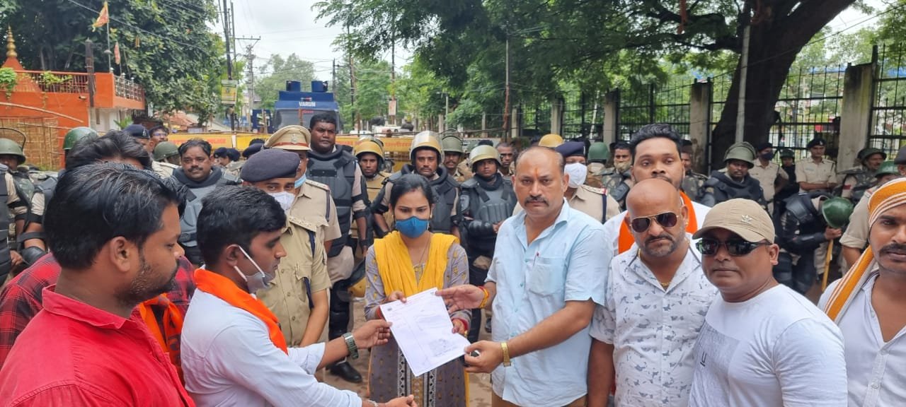 विहिप बजरंग दल द्वारा जिलाधीश से हिंदुओं के लिए मुक्तिधाम बनाने हेतु 10 एकड़ जमीन की मांग