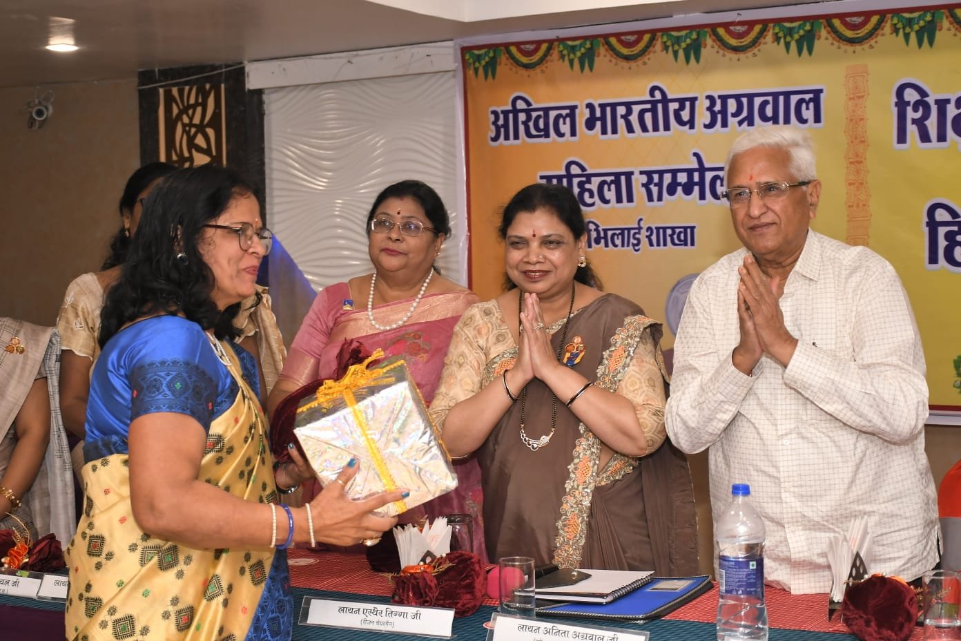 शिक्षक ही हमें सामान्य से विशेष बनाते हैं जीवन जीने की कला सिखाते हैं – हनुमान प्रसाद,   लायंस क्लब भिलाई ग्रेट एवं अखिल भारतीय अग्रवाल महिला सम्मेलन में किया शिक्षकों का सम्मान