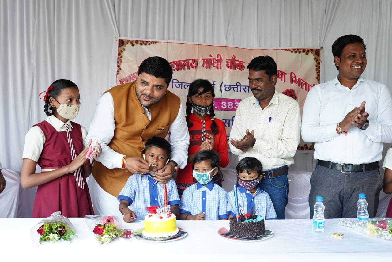जरूरतमंदों और अपनों के बीच अतुल ने मनाया जन्मदिन ,आराध्या से लिया आशीर्वाद