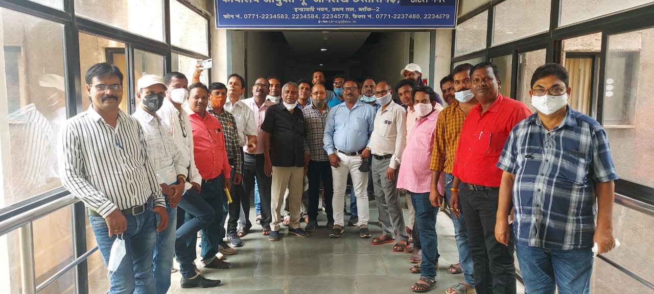 प्रदेश के राजस्व भुइयां ऑनलाइन पोर्टल से राजस्व संबंधित कई अभिलेख विलोपित, विरोध स्वरूप संचालक भू अभिलेख एवं एनआईसी का राजस्व पटवारी संघ ने किया घेराव, 17 से ऑनलाइन कार्य का करेंगे बहिष्कार