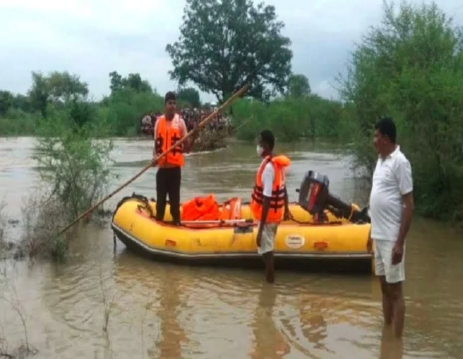 दोस्तों के साथ नहाने गया युवक तेज बहाव में बहा, इलाज कराके लौट रही महिला भी डूबी, दोनों का कुछ पता नहीं, तलाश में लगी एसडीआरएफ टीम