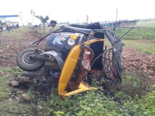 कुत्ते को बचाने के चक्कर में तेज रफ्तार ऑटो पलट कर जीप से टकराया, 5 लोगों की मौत, 2 लोग गंभीर रुप से घायल