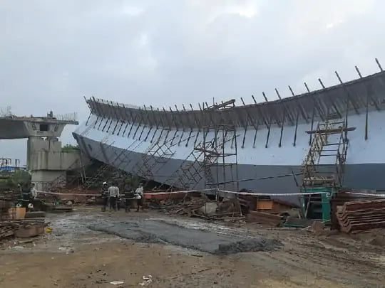 फ्लाईओवर का एक हिस्सा गिरा, 14 लोग घायल, मलबे में और लोगों के दबे होने की आशंका फ्लाईओवर का एक हिस्सा गिरा, 14 लोग घायल, मलबे में और लोगों के दबे होने की आशंका