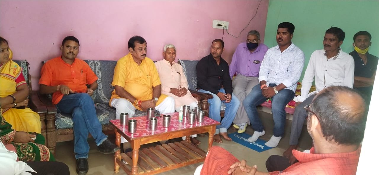 भाजपा के वरिष्ठ कार्यकर्ता कामता पटेल का स्वास्थ्य का हालचाल जानने ग्राम महुदा पहुंचे सांसद विजय बघेल*