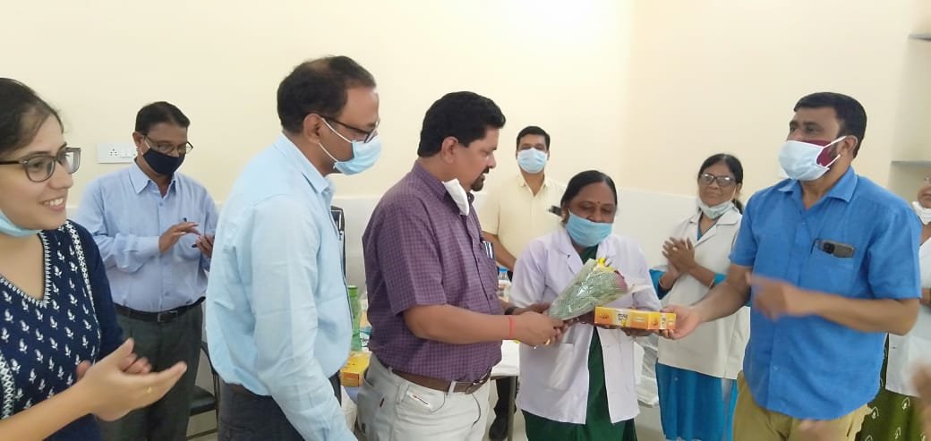 ग्रामीण स्वास्थ्य संयोजिका श्रीमती वर्मा को किया गया सम्मानित, संस्थागत प्रसव कराने पर हुआ सम्मान