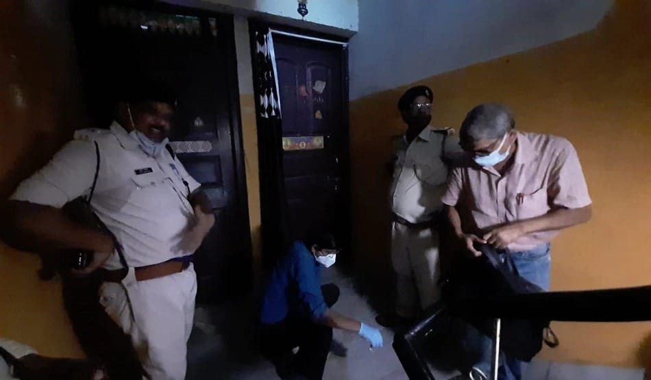 पति की हत्या कर टुकड़ो में किया शव, फिर केमिकल डालकर लाश को गलाना चाहती थी पत्नी, तभी हो गया धमाका, फिर…