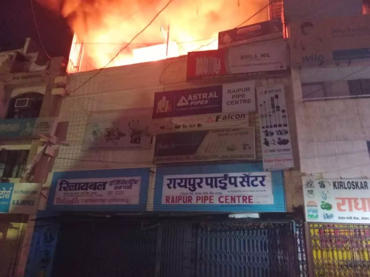 गुरुद्वारा के पीछे पाइप की दुकान में लगी भीषण आग, बुझाने की मशक्कत जारी