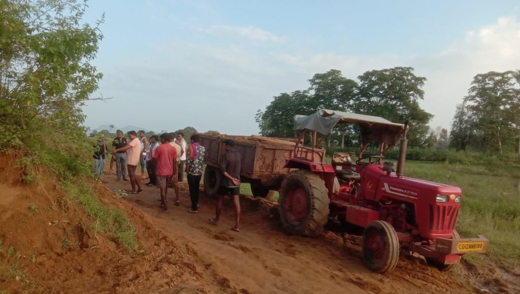 रेत-मिट्टी तस्करों ने मरघट को भी नहीं बख्शा, खुदाई से दिखने लगीं दफन लाशें, ग्रामीणों ने देर रात पकड़ा ट्रेक्टर, दी पुलिस को सूचना