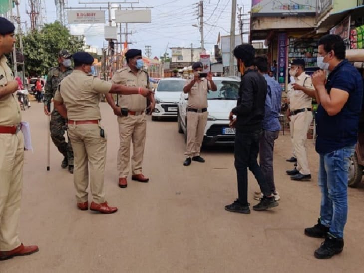 पूर्व पार्षद का कान पकड़ निकला जुलूस, मोबाइल शॉप में की थी लूट, विरोध करने पर दुकानदार को मारा था उस्तरा
