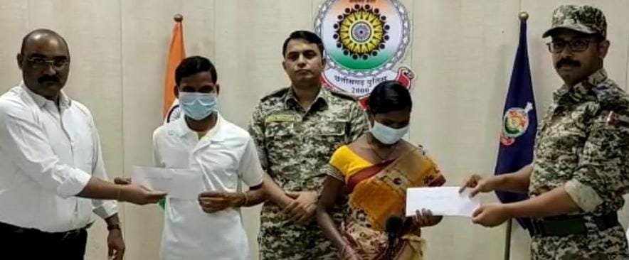सुकमा में 7 लाख के ईनामी हार्डकोर नक्सली दंपति ने किया सरेंडर, पिछले 17 वर्षों सेेेेेेेेे नक्सल संगठन के लिए कर रहे थे काम रहे थे