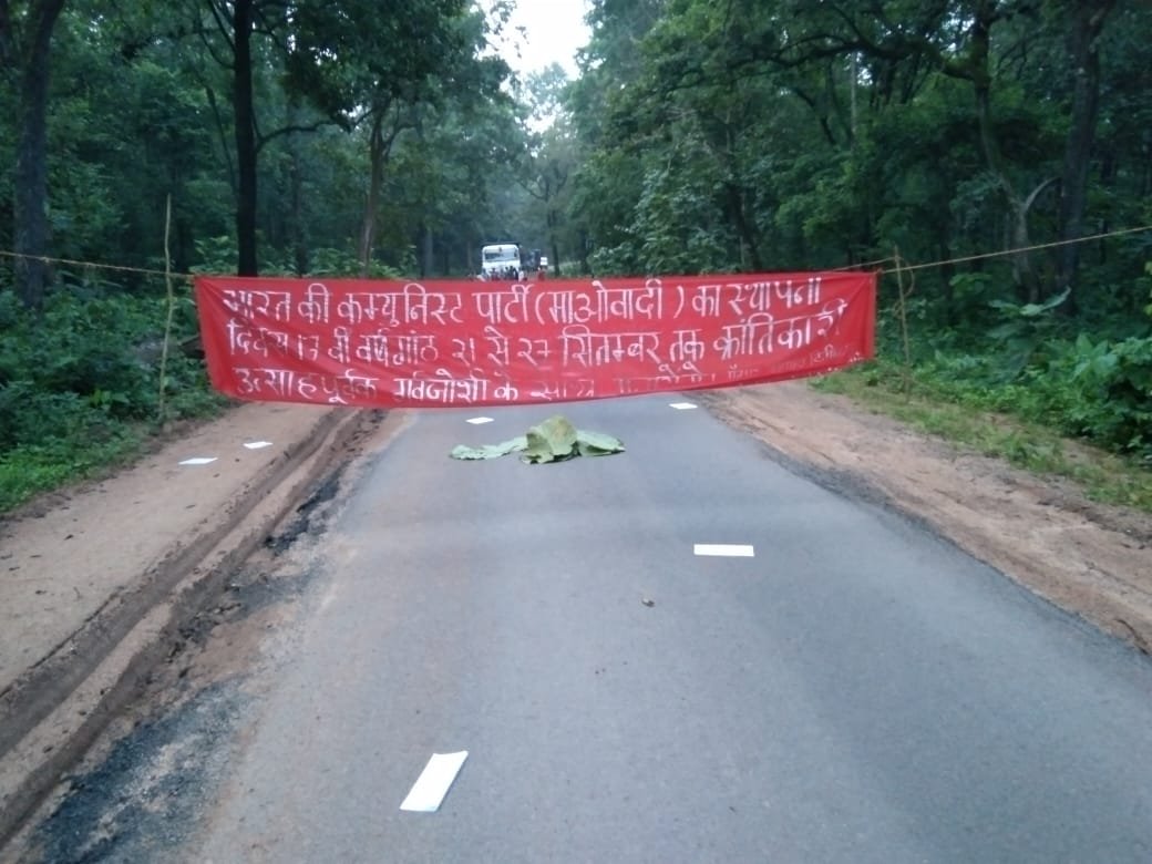 नेशनल हाइवे पर नक्सलियों ने बॉक्स में रखा, लोगों में दहशत, मौके पर पहुंची पुलिस टीम ने रास्ता किया क्लियर