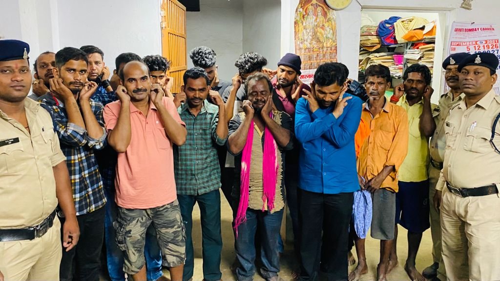 आम जगहों को शराब खाना बनाने वाले पियक्कड़ों के खिलाफ दुर्ग  पुलिस ने की कार्यवाही, 68 नशेड़ियों को पकड़ा