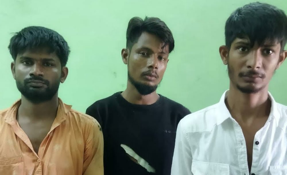 हाथ पर धारदार हथियार से वार कर गढ़ दी लूट की झूठी कहानी, मास्टर माइंड सहित तीन गिरफ़्तार, निशानदेही पर गबन के रूपये भी बरामद