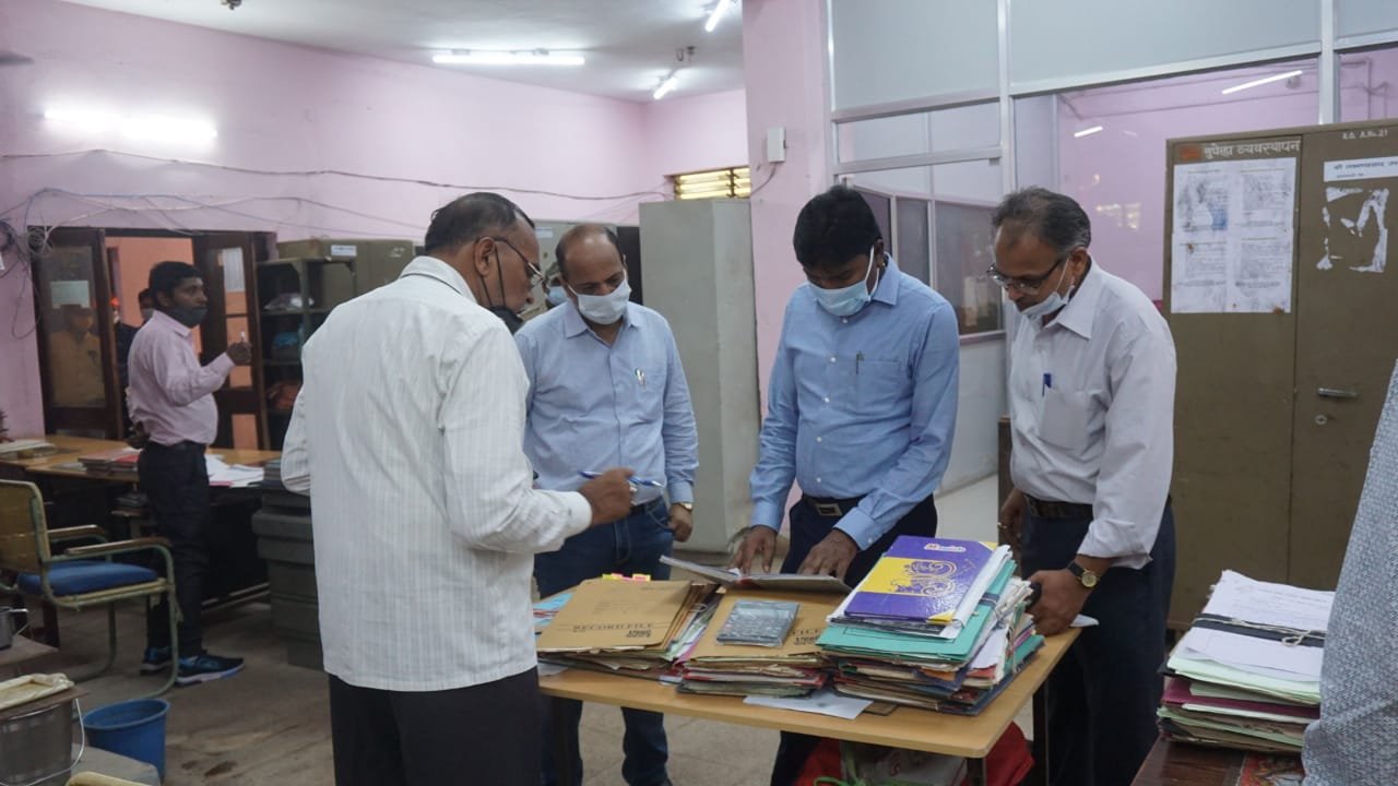 कार्यालयीन अवधि में गायब रहने वाले कर्मचारियों पर गिरेगी गाज, निगम आयुक्त ने आज विभागों में किया औचक निरीक्षण